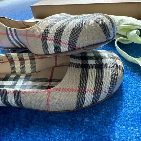 Burberry Cream and Black Flats with Iconic Check Design - Picture 5 of 7
